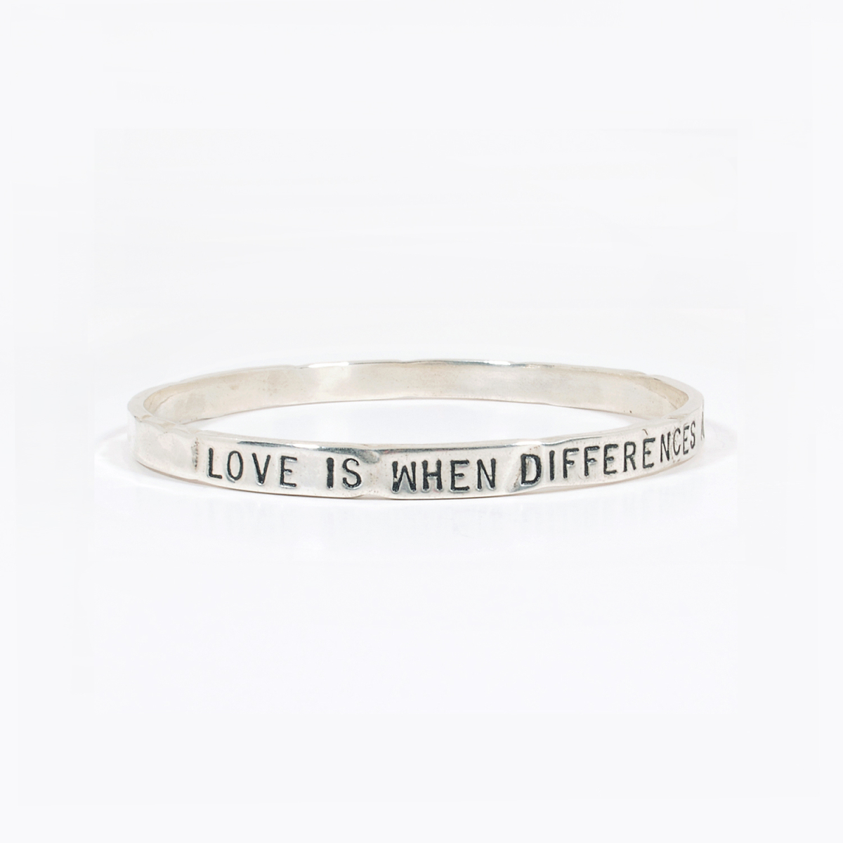 Photo du produit bracelet épais gravé martelé love is when... de la boutique Gago