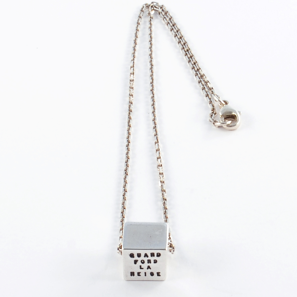 Photo de collier pendentif cube